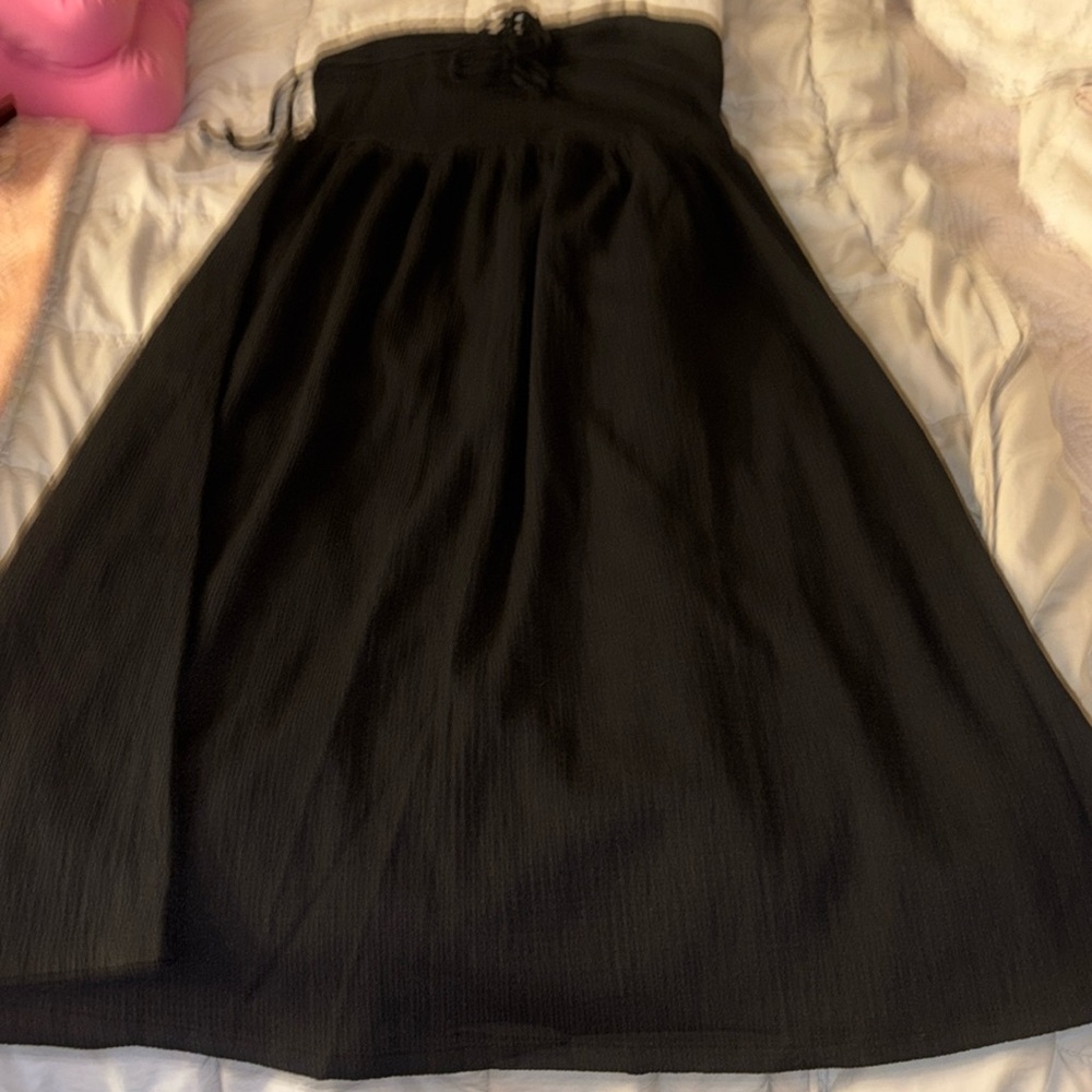 Woman’s black H&M dresss